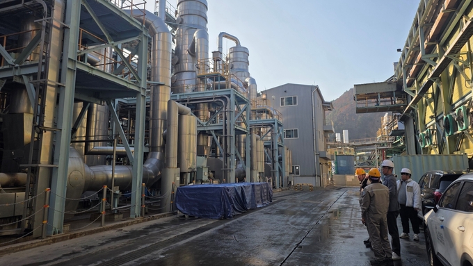 ▲ 강원도 영월군청 전략산업팀 관계자들이 ZLD 시스템 앞에서 석포제련소 관계자의 설명을 듣고 있다. <사진 석포제련소 제공>