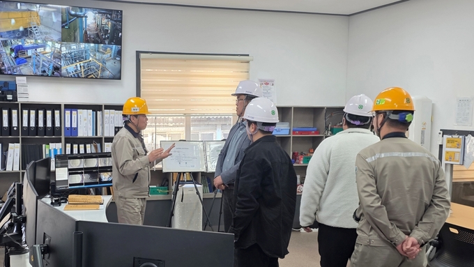 ▲ 영풍 석포제련소 관계자가 강원도 영월군청 전략산업팀  관계자들에게 ZLD 시스템에  대해 설명하고 있다.