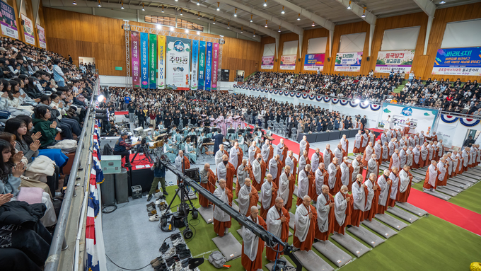 ▲ 18일 동국대학교 WISE캠퍼스 문무관에서 청년불자 2500명 등이 참석한 가운데 ‘2025 동국대학교 WISE캠퍼스 영캠프’가 열리고 있다. 동국대
