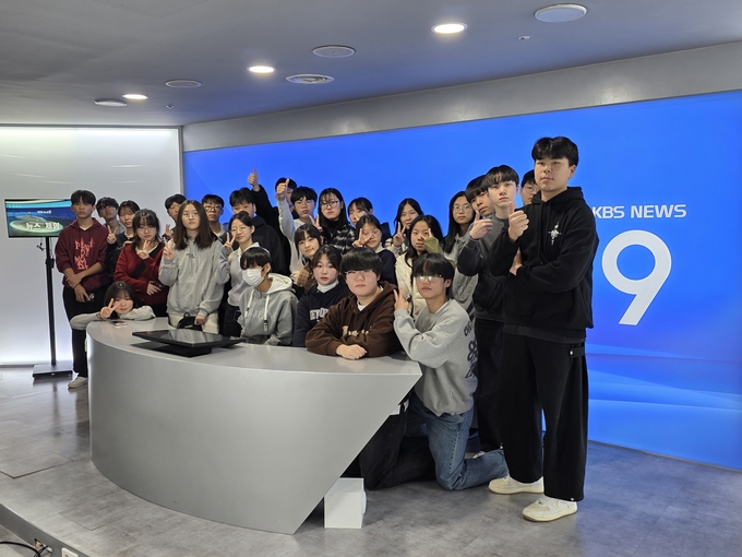 ▲ 학생들은 KBS 방송국 견학을 통해 아나운서, 카메라 엔지니어 등 다양한 직업을 가까이에서 접했다. 사진 울릉교육지원청