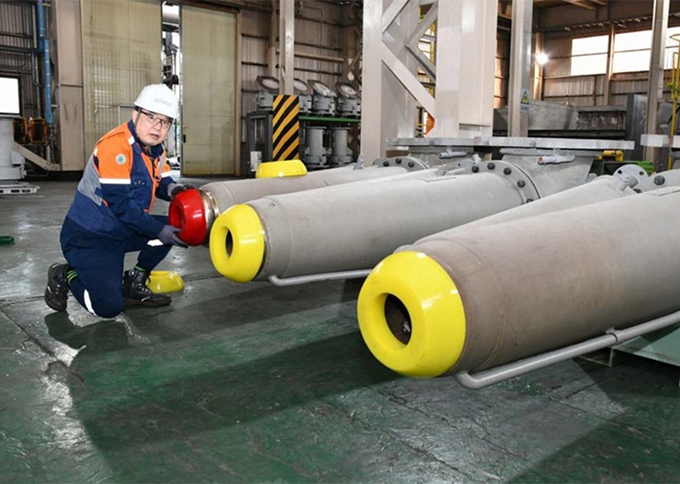 ▲ 포항제철소 제선부 김수학 명장이 고로 송풍 지관 접합면 손상 방지 작업을 진행하고 있다.
