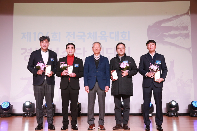 ▲ 19일 영남대 천마아트센터에서 열린 제106회 전국체전 경북선수단 해단식에서 김점두 회장(중앙)이 우수단체상 수상자와 함께 기념촬영하는 모습. 사진제공 경북체육회.