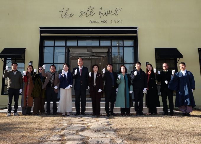 ▲ 상주 함창명주를 계승하려는 창작 거점인 ‘함창명주 메이커스페이스‘the silk house’’ 오픈식이 열린 19일 강영석 상주시장, 박점숙 시의원(왼쪽·여섯번째부터), 운영 주체인 아워시선 관계자 등이 기념 촬영하고 있다. 상주시 제공