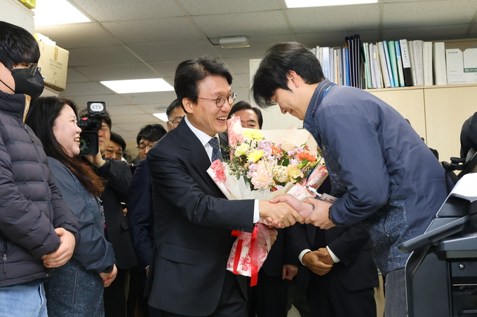 ▲ 김민석 국무총리가 20일 경주시청 APEC 현업 부서를 방문해 직원에게 꽃다발을 받고 격려 인사를 건네고 있다. 경주시