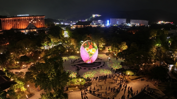 ▲ 경북문화관광공사가 APEC 정상회의 개최 성과를 지역 관광으로 확장하기 위해  ‘경주 APEC 트레일’ 1박 2일 상품을 기획해 11월 말부터 판매할 예정이다.. 사진은 보문단지에 조성된 APEC 상징 조형물 모습.