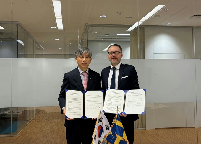 ▲ 18일(현지시간) 열린 스웨덴 SKB와의 업무협약식에서 조성돈 한국원자력환경공단 이사장(왼쪽)과 스테판 잉달 스웨덴 SKB 사장이 기념촬영을 하고 있다. 원자력환경공단