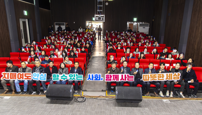 ▲ 울릉군치매안심센터가 지난 19일 군민회관에서 ‘2025년 치매인식개선 프로젝트’를 개최하며 치매 친화 공동체 조성을 위한 지역사회의 관심을 모았다. 사진 울릉군