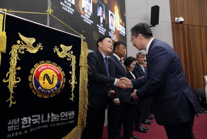 ▲ 안천웅 한국나눔연맹 사무총장(왼쪽)이 정성호 법무부 장관으로부터 대통령 표창을 전달받고 있다.