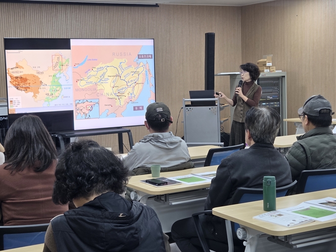 ▲ 김선자 연세대 교수(중국연구원 신화연구소장)가 포항문화재단이 19일 개최한 ‘2025 귀비고 신화학 아카데미’ 에서 강연을 하고 있다