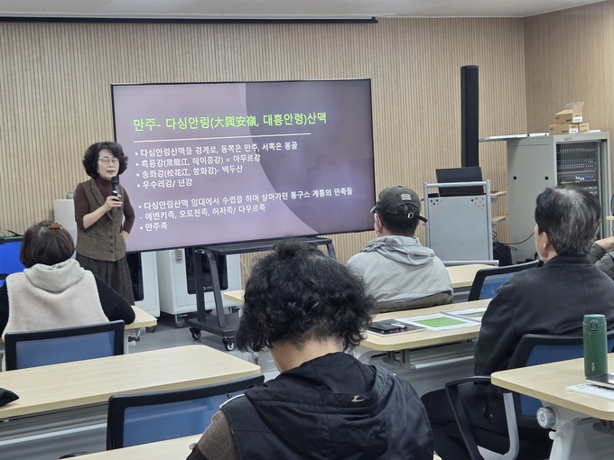 ▲ 김선자 연세대 교수(중국연구원 신화연구소장)가 포항문화재단이 19일 개최한 ‘2025 귀비고 신화학 아카데미’ 에서 강연을 하고 있다