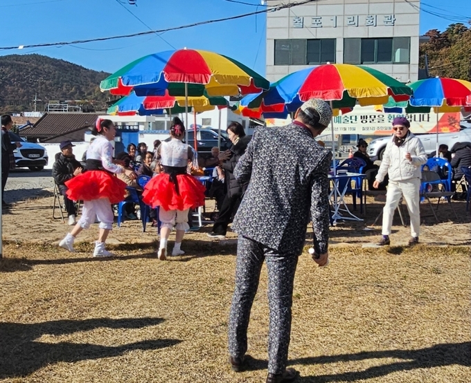 ▲ 참사랑 문화예술단과 해양안전협회 영일만지부가 지난 19일 오지마을 주민들을 위해 36개 출연팀이 참여한 ‘찾아가는 행복 음악회’를 연 모습. 경북일보 독자 제공