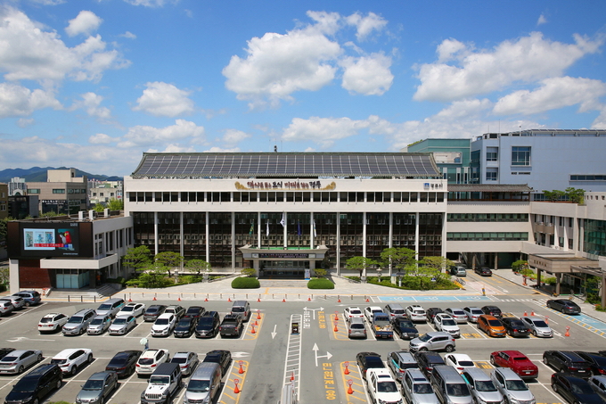 ▲ 경주시가 정부의 ‘핵융합 핵심기술 개발 및 첨단 인프라 구축사업’ 부지 선정 발표가 가까워짐에 따라 지역의 원자력 인프라와 지질·내진 안전성을 내세워 입지 경쟁력을 강조하고 나섰다. 사진은 경주시청사 전경