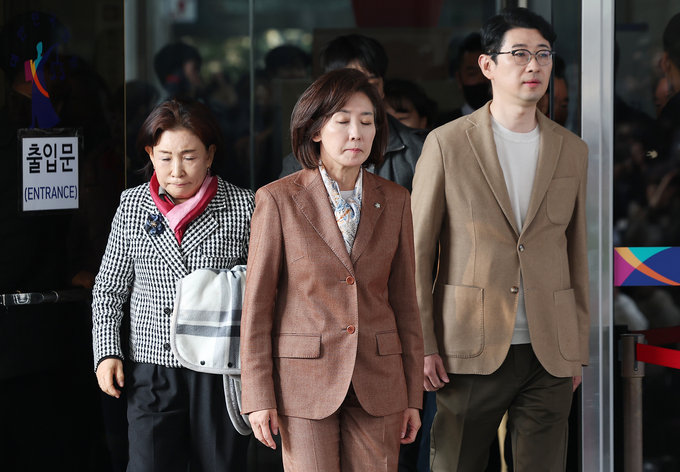 ▲ 국민의힘 나경원 의원이 20일 서울 양천구 서울남부지방법원에서 열린 ‘국회 패스트트랙 충돌’ 1심 선고 공판을 마친 후 나서고 있다.
    재판부는 사건 당시 자유한국당 원내대표였던 나 의원에게 벌금 총 2천400만원을, 당 대표였던 황교안 전 총리에게 벌금 총 1천900만원을 선고했다. 현재 국민의힘 원내대표를 맡고 있는 송언석 의원은 벌금 총 1천150만원을 선고받았다.연합