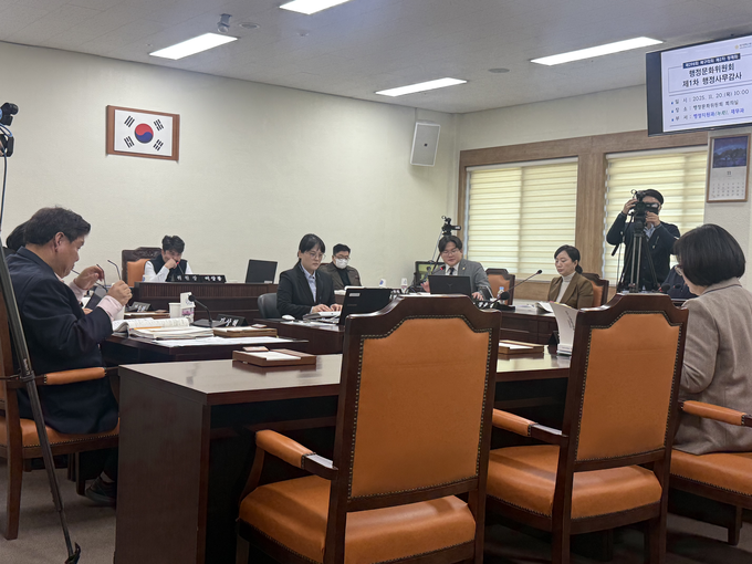 ▲ 20일 오전 대구 북구의회 행정문화위원회 제1차 행정사무감사에서 오영준 구의원이 오현미 북구청 행정지원과장에게 질의하고 있다. 이유경 기자