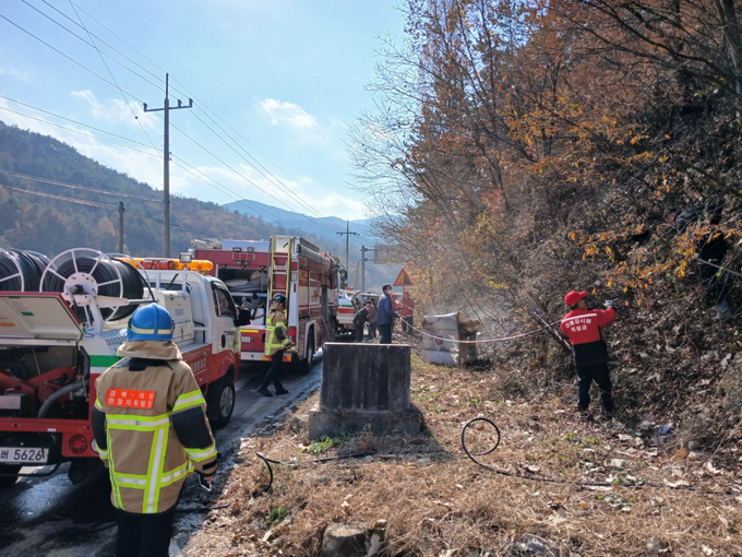 ▲ 20일 낮 경북 의성군 구천면 장국리 도로 인접 사면 화재 현장에서 의성소방서와 의성군 등 차량 20대 규모의 진압 라인을 펼쳐 사면을 따라 번진 불길을 직접 압력수로 제어하며 확산을 차단하는 모습이 포착됐다. 의성소방서