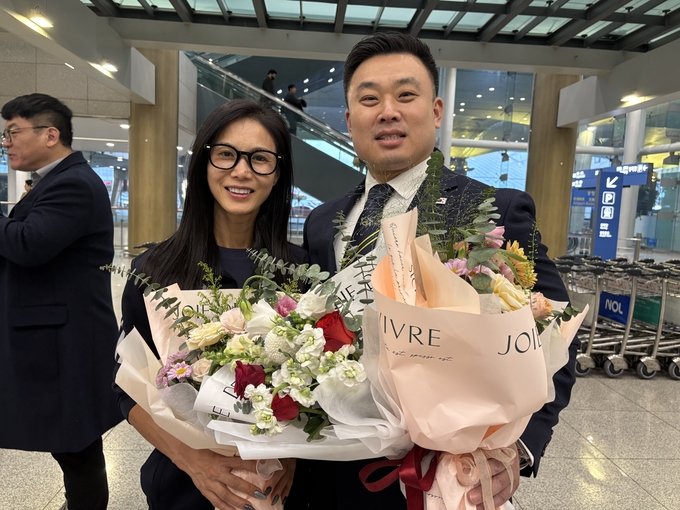 ▲ ‘2025 IFBB 세계피트니스선수권대회 및 IFBB 남자 월드 시리즈’ 최문희 감독이 귀국해 환영의 꽃 다발을 받고있다.