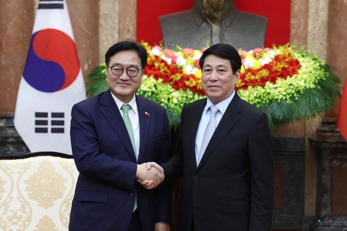 ▲ 우원식 국회의장이 르엉 끄엉 국가주석과 악수하고 있다.