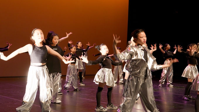 ▲ 22일 오후 4시 포항시청 대잠홀에서 펼쳐진 ‘꿈의 무용단 포항’ 첫 정기 공연에 포항지역 청소년들이 흥겨운 무대를 선보이고 있다. 포항시문화재단