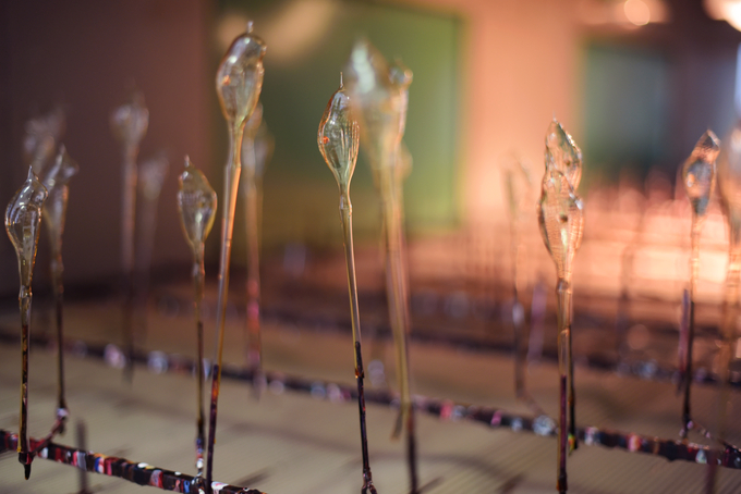 ▲ 글라소르(GLASSOR)사의 장식 제작 장면  건조 과정