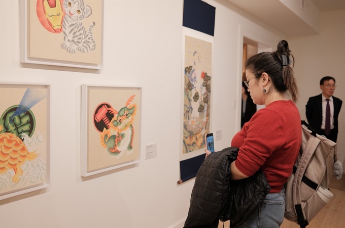 ▲ 전시장을 둘러보는 관람객들