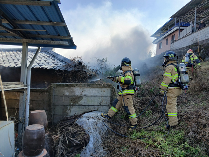 ▲ 지난 22일 오전 경북 의성군 단촌면 세촌리 주택 화재 현장에서 의성소방서 소방대원들이 치솟는 연기를 향해 호스를 고정해 물을 뿌리며 화재 확산을 차단하고 있다. 의성소방서