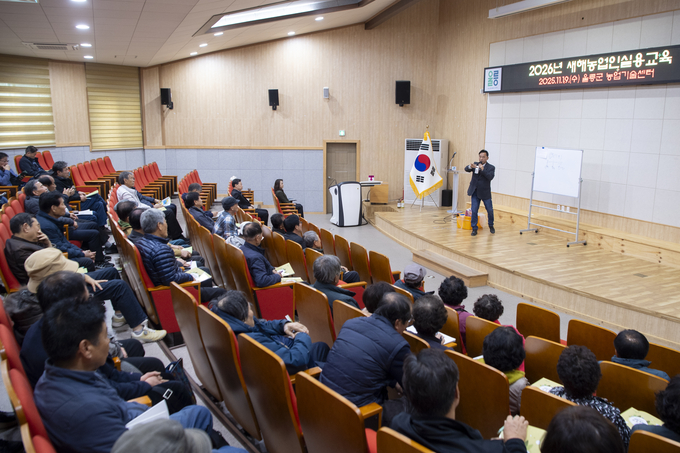 ▲ 올해 교육은 강사들이 직접 현장에서 연구·체득한 경험을 다양한 농자재와 도구를 활용해 설명하면서 농업인의 이해를 높였다는 평가를 받았다. 사진 울릉군