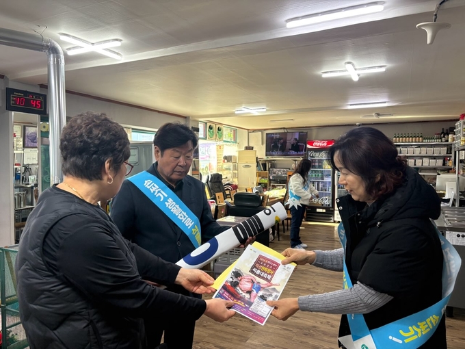 ▲ 의성군 소비자식품위생감시원과 공무원들이 17일부터 이어온 대회 대비 점검의 일환으로, 의성읍 한 음식점 내부에서 씨름대회 대비 위생관리 준수 사항과 안내물을 직접 전달하며 업소의 조리·영업 환경을 살피고 있다. 의성군