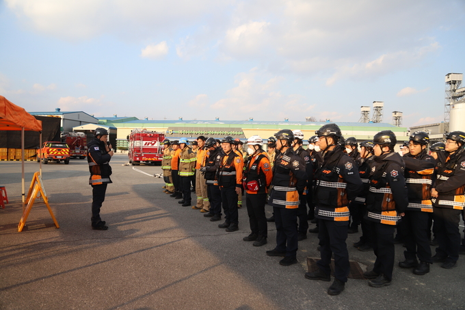▲ 예천소방서가  20일 예천군농산물산지유통센터에서 대형 재난 발생 시 신속한 현장 대응 능력 강화를 위한 4분기 긴급구조통제단 불시가동 훈련하는 장면 , 예천소방서 제공