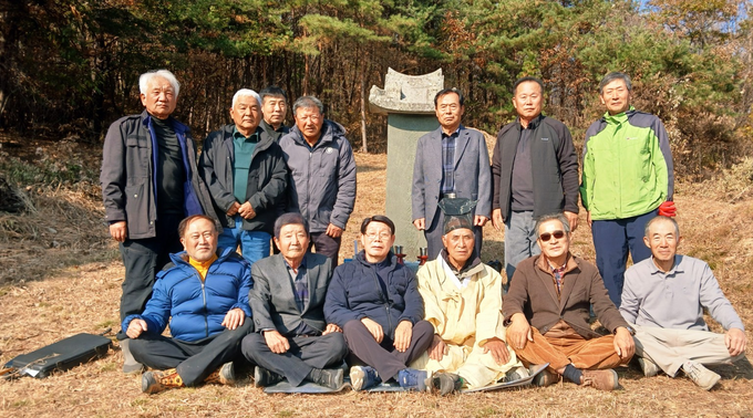 ▲ 22일 경북 의성군 봉양면 문흥리 성자단자 김성단 파조 묘소 앞에서 제례를 마친 의성김씨 찬성사공파 종중과 김경환 의성김씨대동종친회 회장(앞줄 왼쪽 다섯 번째), 김해룡 초헌관(네 번째)을 비롯한 참석자들이 신도비각을 배경으로 단체 사진을 촬영하며 파계의 전통과 결속을 확인하고 있다. 의성김씨대동종친회