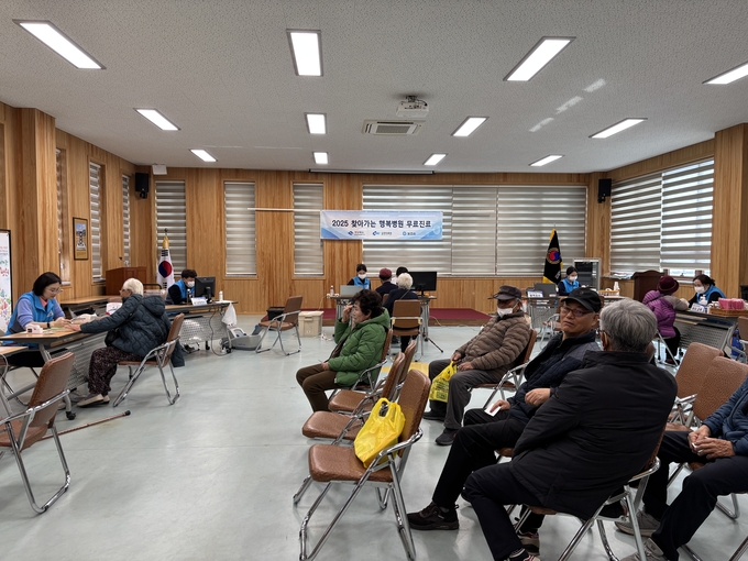 ▲ 한국수자원공사 김천부항댐가 김천의료원과 함께 지레면 예지원에서 주민들을 대상으로 건강검진을 하고 있다.