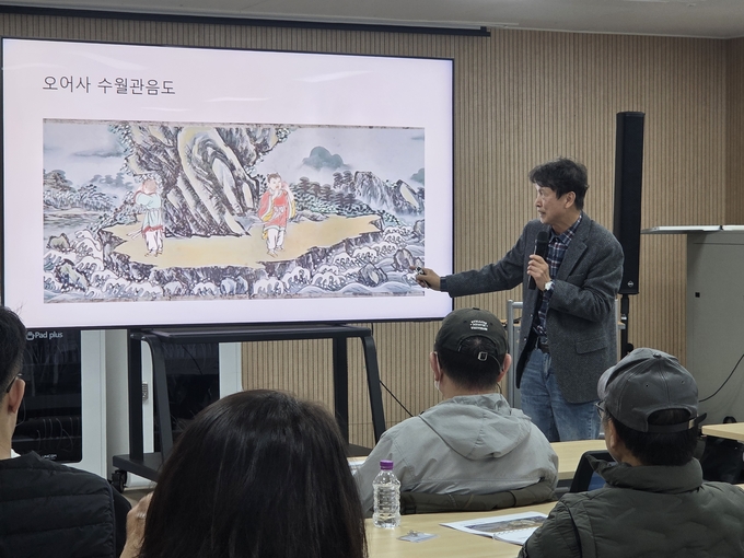 ▲ 박창원 전 청하중학교 교장(구비문학 연구가)이 포항문화재단이 운영하는 2025 귀비고 신화학 아카데미에서 강연을 하고 있다.