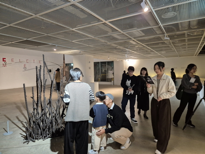 ▲ 1전시 ’철, 읽다‘ 관람 전경