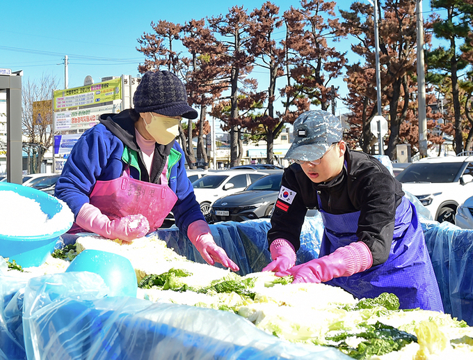 ▲ 해군항공사령부가 지난 18일부터 20일까지 3일간 포항시 남구 동해면행정복지센터에서 주민과 함께 ‘사랑의 김장나눔 봉사’에 참여한 모습. 해군항공사령부 제공