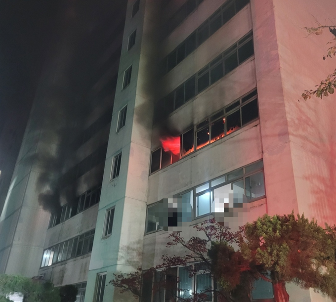 ▲ 24일 오전 1시47분께 대구 중구 남산동 한 아파트에서 화재가 발생해 연기가 치솟고 있다. 대구소방안전본부