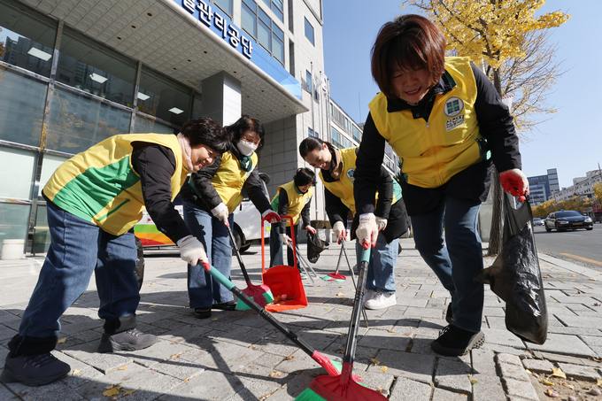 ▲ 신천지자원봉사단 대구지부가  19일 대명역 일대에서 보행환경 개선을 위해 환경정화 활동을 하고 있다.