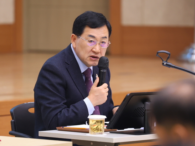 ▲ 경주시 주낙영 시장이 24일 시청에서 열린 확대간부회의에서 주요 현안과 연말 행사 추진 상황을 점검하고 있다. 경주시