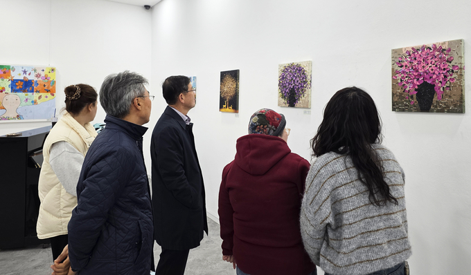 ▲ 사회복지법인 지인 담쟁이장애인이용센터가 20일 포항시립중앙아트홀 전시실에서 발달장애인 작품전시회를 개최했다. 관람객들이 다양한 발달장애인 작품을 감상하고 있다. 곽성일 기자
