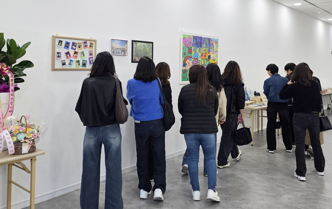 ▲ 사회복지법인 지인 담쟁이장애인이용센터가 20일 포항시립중앙아트홀 전시실에서 발달장애인 작품전시회를 개최했다. 관람객들이 다양한 발달장애인 작품을 감상하고 있다.