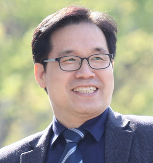 ▲ 시 은상 성백광, 제1회 어르신의 재치와 유머 짧은 시 공모전 대상 수상 (제목: 동행), 대구 시조 시인협회 전국 시조 공모전 대상 수상 (제목: 산란), 저서: ‘나도 작가로 착각하며 살았다’ (마이웨이 북스)