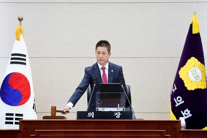 ▲ 도희재 성주군의회 의장이 24일 제294회 제2차 정례회 개회를 선언허고 있다.  성주군의회