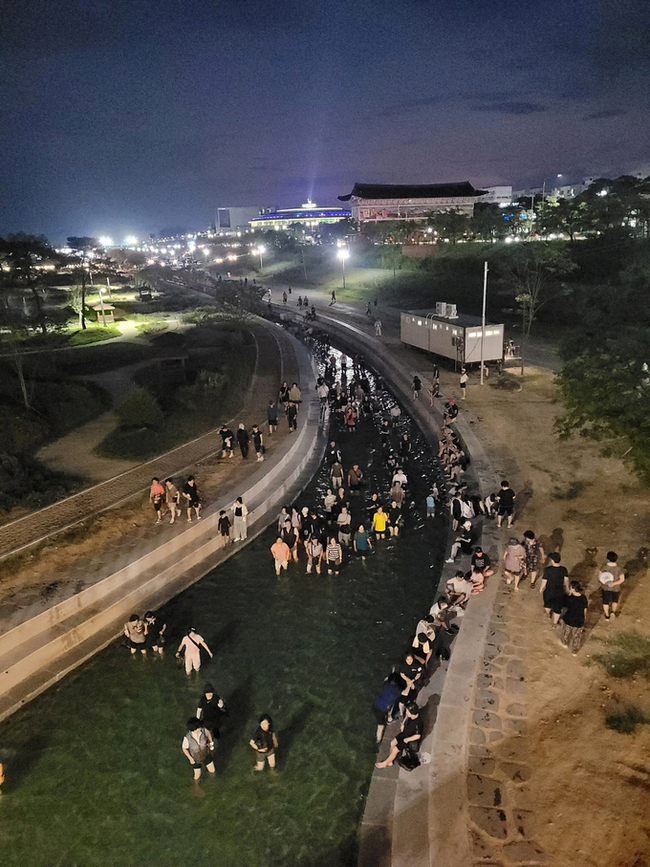 ▲ 안동시는 안동의 지형적·문화적 특성을 살린 ‘실개천 물속길 걷기’ 프로그램을 새롭게 도입했다.