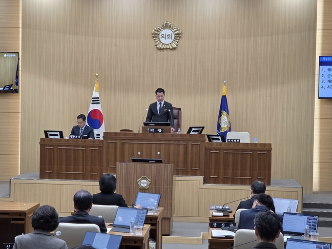 ▲ 예천군의회 강영구 의장이 24일 오후 2시 본회의장에서 열린 제282회 제2차 정례회 개회사를  하고 있다. 이상만 기자