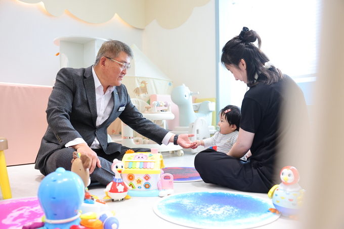 ▲ 24일 김학동 예천군수가 경북도청 신도시에 위치한 동일스위트더파크 1층 공동육아나눔터(0세 특화반)을 방문해 영아보호자와 상담하는 장면, 예천군 제공