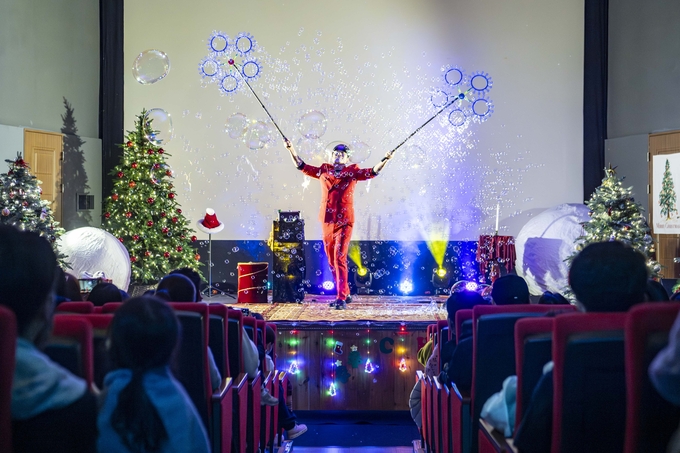 ▲ 울릉군 드림스타트가 지난 22일 군민회관에서 ‘스노우 버블쇼’ 공연을 열어 드림스타트 대상 아동과 관내 유·아동 가족 287명에게 특별한 문화 체험의 시간을 선사했다.  사진 울릉군