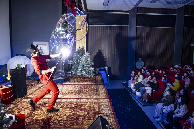 ▲ 버블 공연은 회관을 찾은 가족들에게 색다른 감동과 웃음을 전하며 늦가을 울릉도에 따뜻한 풍경을 더했다. 사진 울릉군