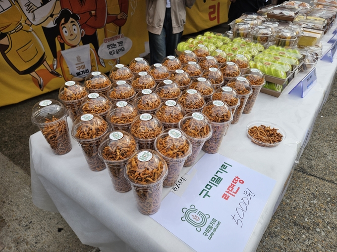 ▲ 구미라면축제에 맞춰 개발된 구미밀가리 라면땅이 라면축제에 판매 되고있다.