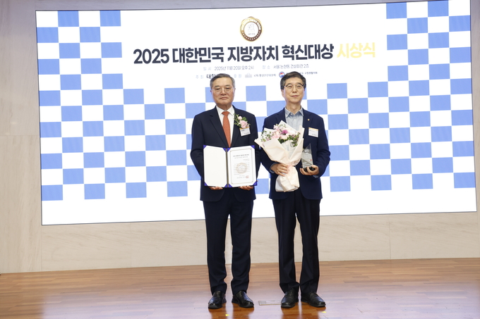 ▲ 경북개발공사가 20일 개최된 ‘2025 대한민국 지방자치혁신대상’에서 도시공사 부문 최우수상을 수상 한후 기념촬영장면, 경북개발공사 제공