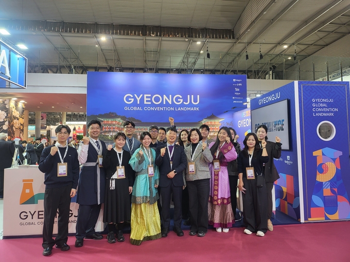 ▲ 지난 18일부터 20일까지(현지시간) 스페인 바르셀로나에서 열린 ‘IBTM World 2025’에 참가해 경주엑스포대공원의 MICE 인프라를 집중 홍보한 경북문화관광공사와 경주시 관계자들이 기념촬영을 하고 있다. 경북문화관광공사