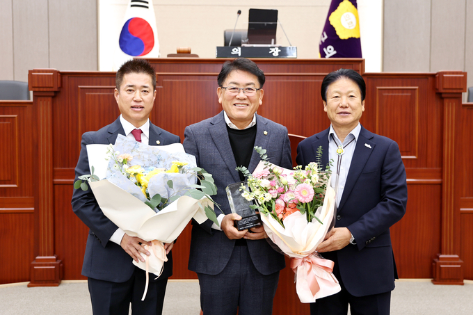 ▲ 24일 성주군의회 본회의장에서 도희재 의장(좌측), 구교강 의원(가운데), 이병환 군수(우측)이 의정봉사대상 수상을 기념하며 함께 촬영하고 있다. 성주군의회