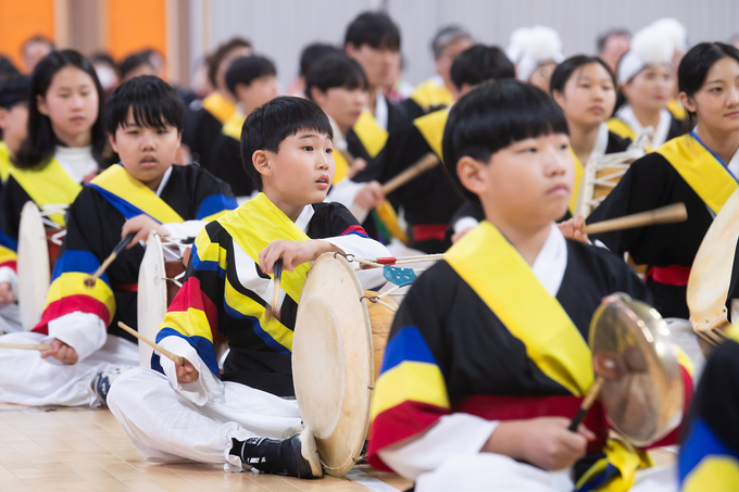 ▲ ‘2025 제7회 구미전국농악경연대잔치’에 참가한 학생들이 안내 설명을 듣고있다.